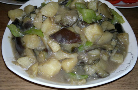 东北茄子炖土豆的简单做法，加点肉片更好吃