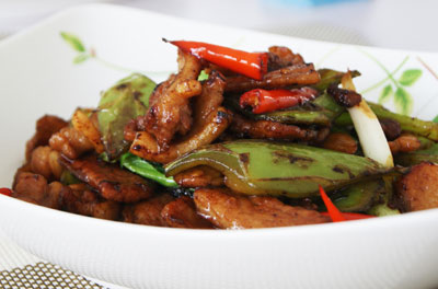 东北尖椒炒五花肉的做法，香辣开胃的下饭菜