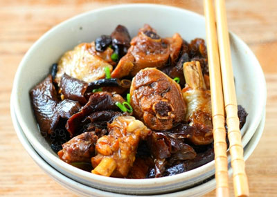 东北小鸡炖蘑菇的正宗家常做法及美味秘诀