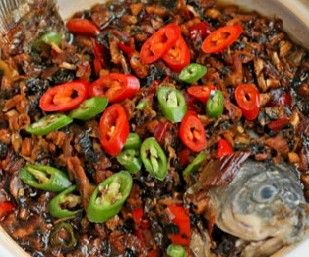 湘西外婆菜炖鲫鱼，很美味的农家菜