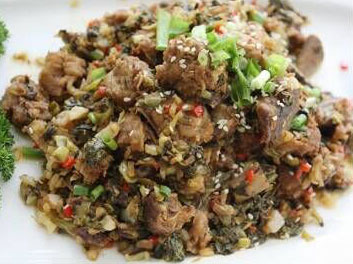 雪里红盐菜炒仔排的做法，盐菜炒仔排怎么做