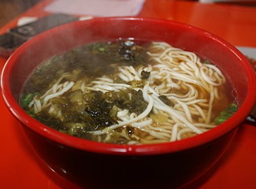 东北酸菜肉丝面的做法