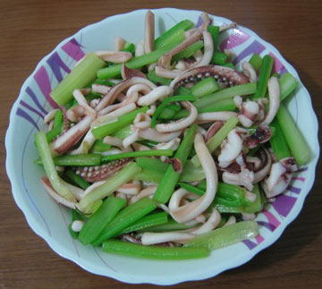 芹菜炒鱿鱼须的做法，芹菜炒鱿鱼须怎么做