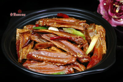 腊鸭翅腐竹煲的做法，香喷喷的腊味腐竹煲怎