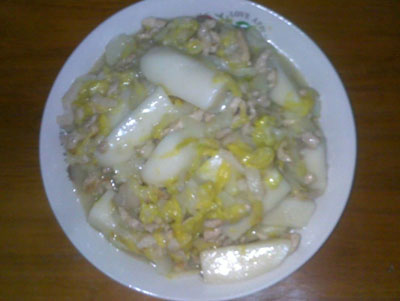 白菜肉丝炒年糕的做法，肉丝炒年糕放点白菜