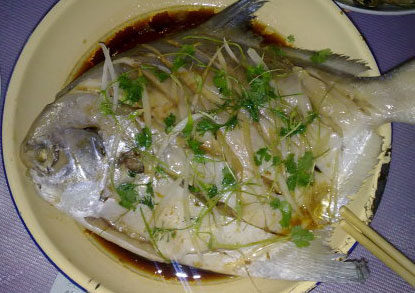 油泼冷冻鲳鱼的做法，让冻鱼鲜味不流失的妙