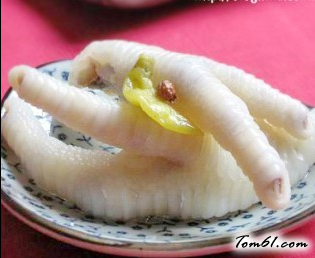 泡椒凤爪的做法，夏季里的解谗美容菜