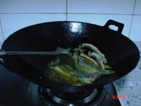 石锅耙泥鳅的家常做法，石锅耙泥鳅怎么做有过程图图片2