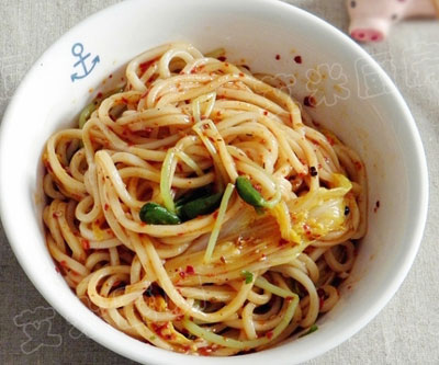 油泼面的家常做法，15分钟搞定好吃的油泼面