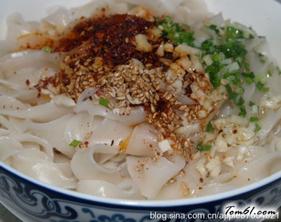 好吃易做的简单油泼面，绝对正宗陕西风味