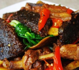 湘西名菜洪江血粑鸭的做法