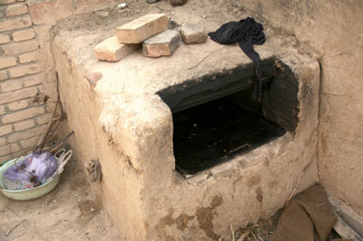 甘肃农家用馕坑烤制锅盔的全过程图片2