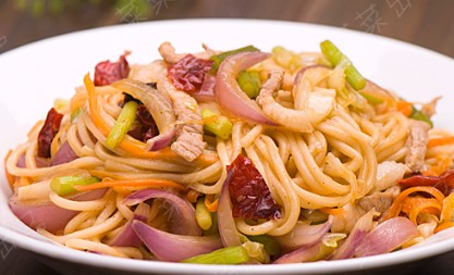 西北风味的肉丝炒面是这么做的图片1 西北风味的肉丝炒面是这么做的图片1