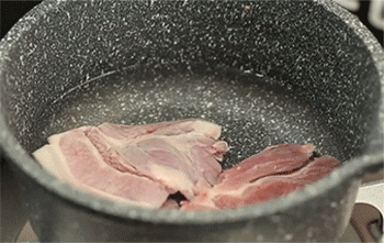 【腊汁肉夹馍】五花肉焯水
