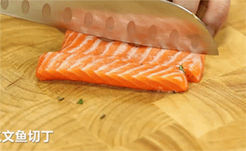 【海鲜意面】三文鱼切丁