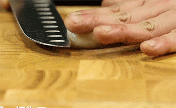 【海鲜意面】扇贝切两半