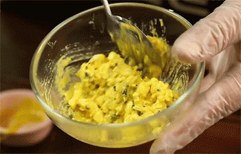 【芥末蛋】蛋黄搅拌均匀