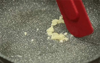 【海鲜意面】爆香