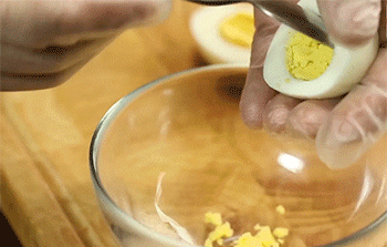 【芥末蛋】取出蛋黄