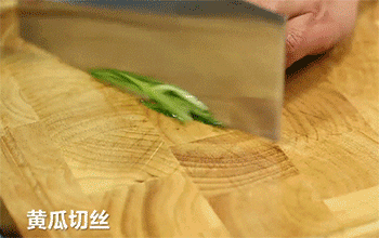 【腊汁肉夹馍】黄瓜切丝