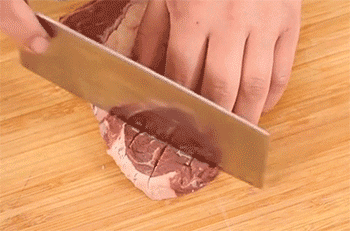 【黑椒牛排】切