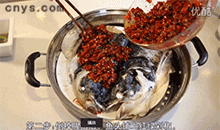 【剁椒鱼头】铺上辣椒