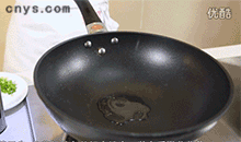 【剁椒鱼头】净锅下油