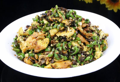 青椒炒鸡蛋加点盐菜更好吃，适合新手的简单