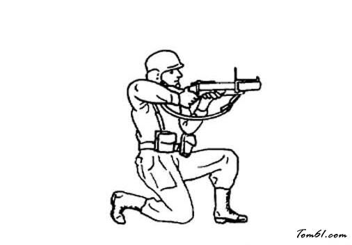 手持M79榴弹发射器的军人