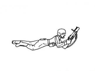 手持M79榴弹发射器的军人2