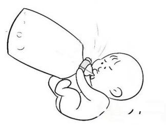 抱着奶瓶的婴儿3