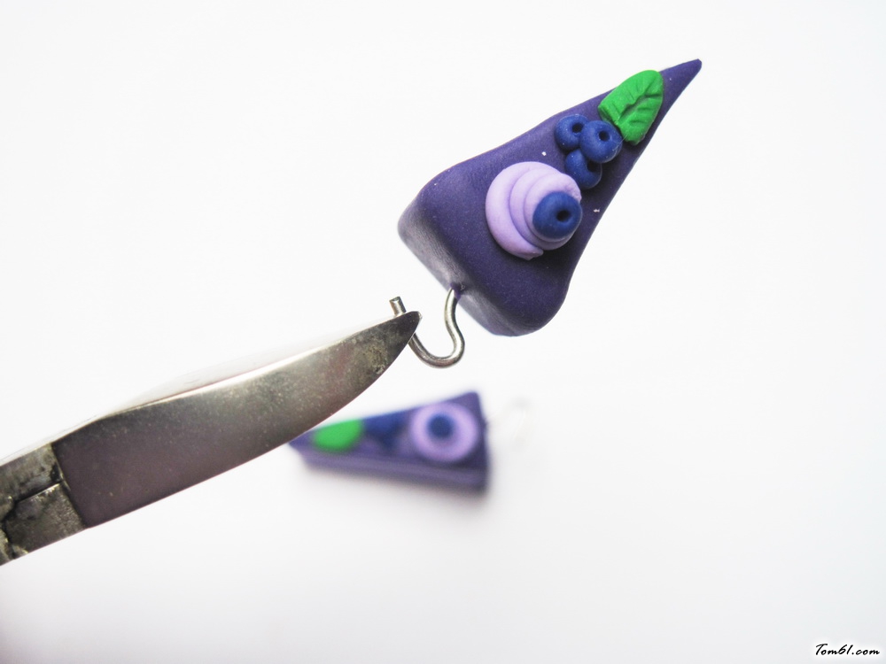 蓝莓蛋糕小吊坠的彩泥橡皮泥制作教程图解图片24 蓝莓蛋糕小吊坠的彩泥橡皮泥制作教程图解图片24