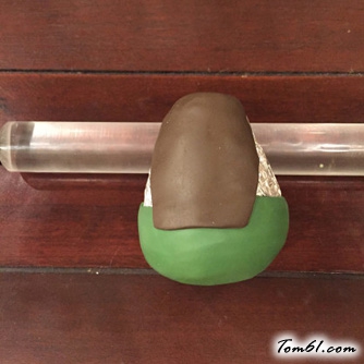 麻花辫胡子的圣诞老人的彩泥橡皮泥制作教程图解图片4 麻花辫胡子的圣诞老人的彩泥橡皮泥制作教程图解图片4