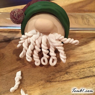 麻花辫胡子的圣诞老人的彩泥橡皮泥制作教程图解图片15 麻花辫胡子的圣诞老人的彩泥橡皮泥制作教程图解图片15