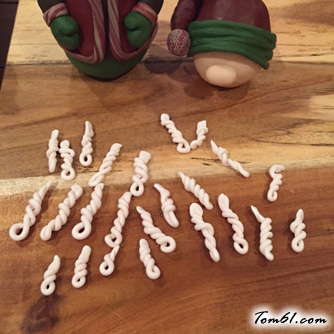 麻花辫胡子的圣诞老人的彩泥橡皮泥制作教程图解图片14 麻花辫胡子的圣诞老人的彩泥橡皮泥制作教程图解图片14