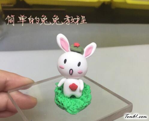 穿着红军衣服的小兔兔的彩泥橡皮泥制作教