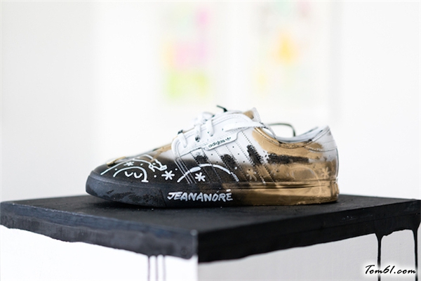 Adidas Originals 手绘鞋的废物利用的创意制作图解教程图片3