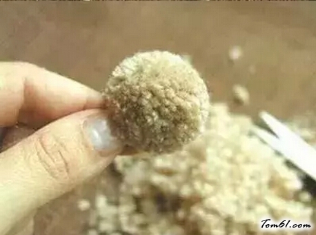 旧毛线做毛球毡的手工制作教程图解图片4