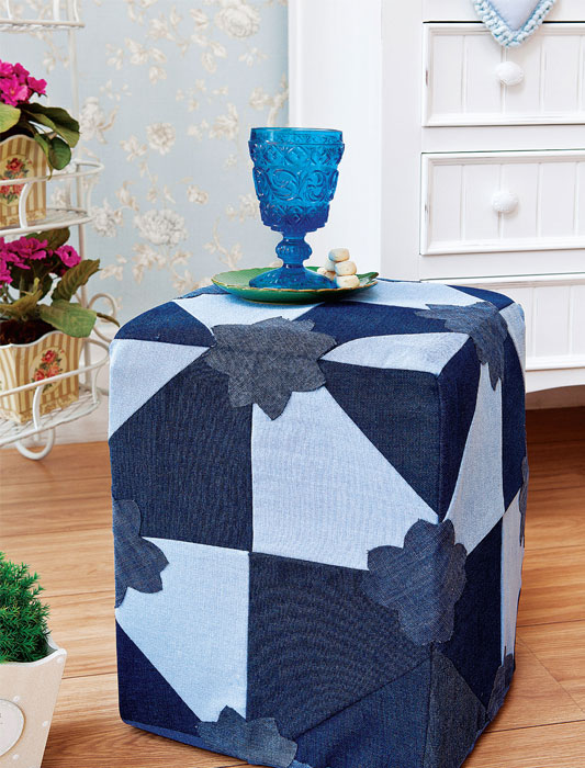 饮料瓶和淘汰牛仔裤的废物利用的创意制作