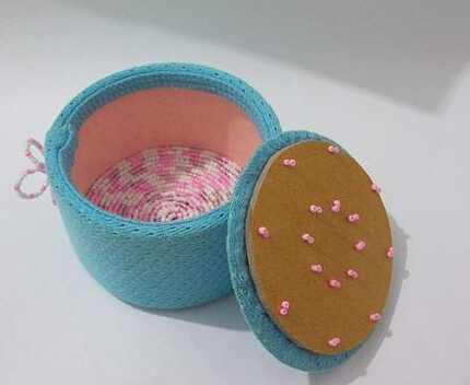 旧T恤胶带卷筒的废物利用的创意制作图解