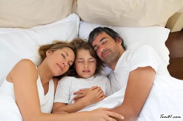 孩子跟谁睡，竟影响一生的性格！妈妈一定要看