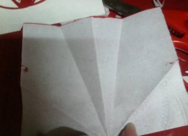 鲜艳的桃花剪纸图案 桃花的剪纸方法步骤图片3