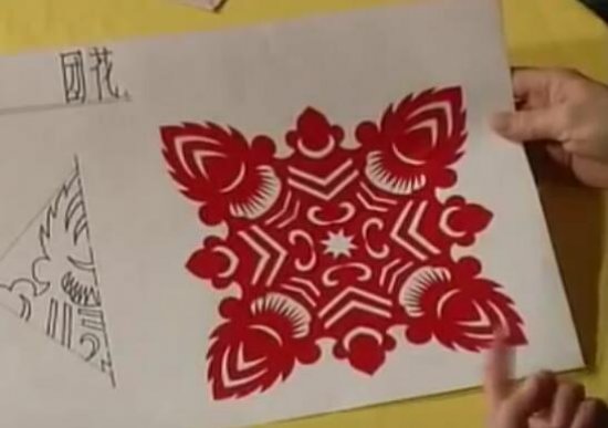 团花剪纸的详细步骤图 剪出一朵漂亮的团花图片1