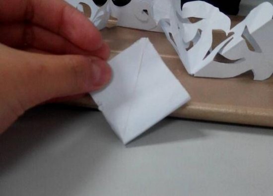 一朵祥云的剪纸图案 简单的剪纸方法步骤图片3
