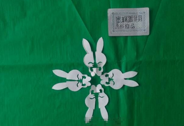 长耳朵的兔兔剪纸图案与图解教程