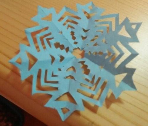雪花剪纸步骤图解-漂亮梦幻的雪花图片1
