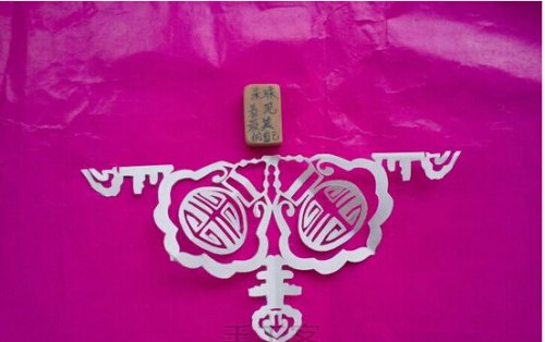 团花剪纸及步骤图-漂亮有趣的如意锁图片6