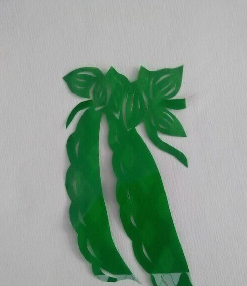 儿童植物剪纸步骤图解-翠绿的豌豆图片1