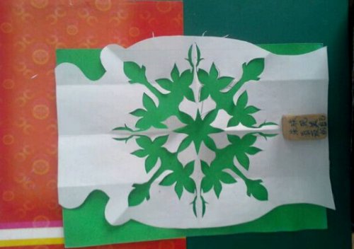 植物剪纸图案大全及方法-芬芳的玉兰花图片7