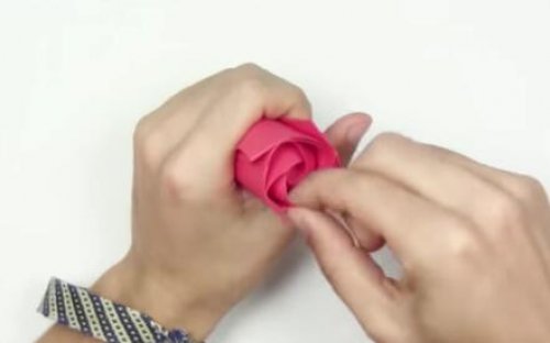 折纸玫瑰花的步骤图解-简单的玫瑰花图片10
